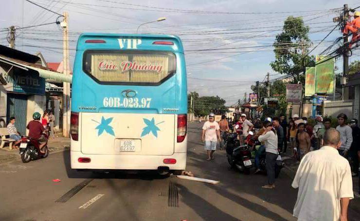 Đồng Nai: Qua đường mua đồ giúp mẹ, bé gái 5 tuổi bị xe khách cán tử vong thương tâm - Ảnh 1. Đồng Nai: Qua đường mua đồ giúp mẹ, bé gái 5 tuổi bị xe khách cán tử vong thương tâm - Ảnh 1.