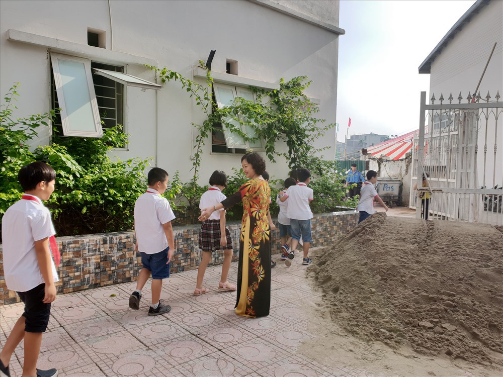 Vụ trường học bị đổ gạch, cát ở Hà Nội: Tình hình tồi tệ hơn sau khi Sở GDĐT vào cuộc - Ảnh 2. Vụ trường học bị đổ gạch, cát ở Hà Nội: Tình hình tồi tệ hơn sau khi Sở GDĐT vào cuộc - Ảnh 2.