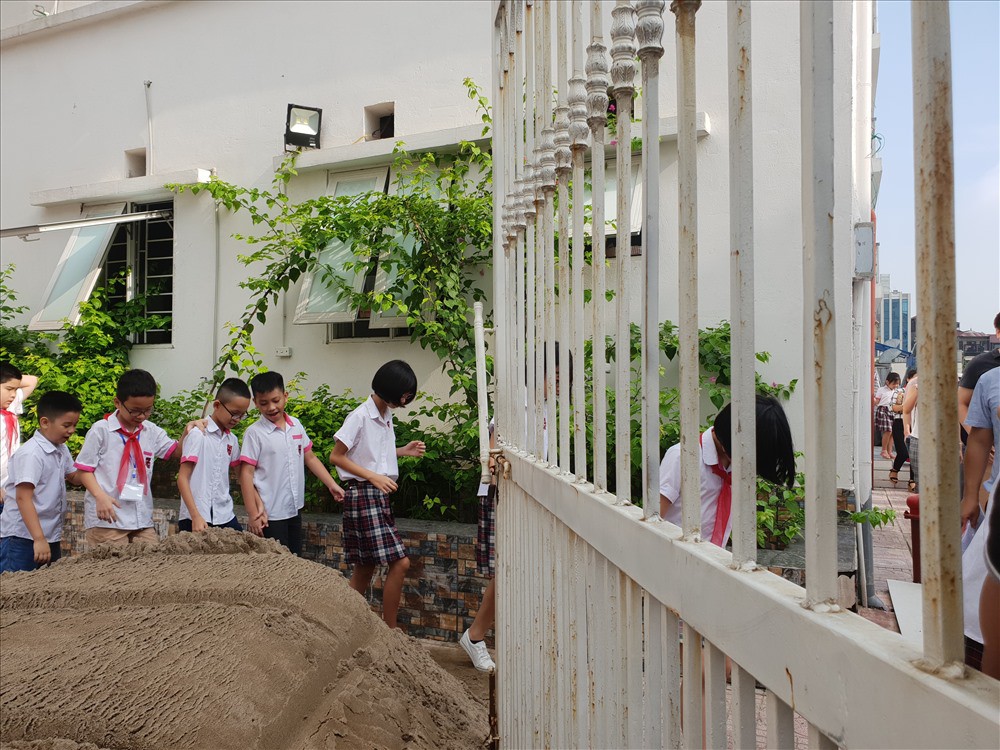 Vụ trường học bị đổ gạch, cát ở Hà Nội: Tình hình tồi tệ hơn sau khi Sở GDĐT vào cuộc - Ảnh 3. Vụ trường học bị đổ gạch, cát ở Hà Nội: Tình hình tồi tệ hơn sau khi Sở GDĐT vào cuộc - Ảnh 3.