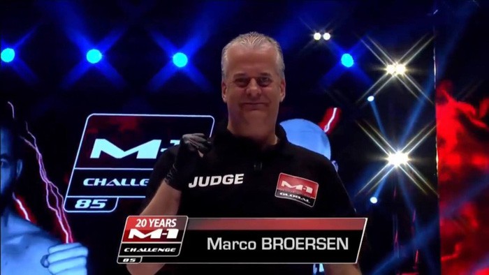 Trọng tài thờ ơ để võ sĩ bị đánh nhừ tử - Ảnh 2.