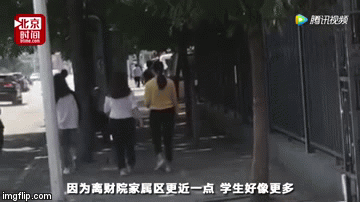 Cụ &ocirc;ng 90 tuổi &ldquo;mai phục&rdquo; suốt 6 th&aacute;ng trước cổng trường để&hellip;vỗ m&ocirc;ng nữ sinh - Ảnh 2.