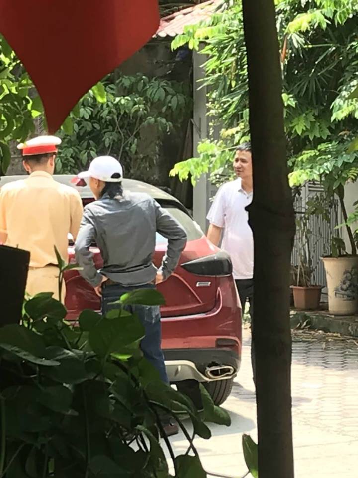 Vụ tài xế ô tô Mazda rú ga, đánh võng ngược chiều trên phố Hà Nội: Công an đến tận nhà đưa tài xế và phương tiện về trụ sở - ảnh 2 Vụ tài xế ô tô Mazda rú ga, đánh võng ngược chiều trên phố Hà Nội: Công an đến tận nhà đưa tài xế và phương tiện về trụ sở - Ảnh 2.