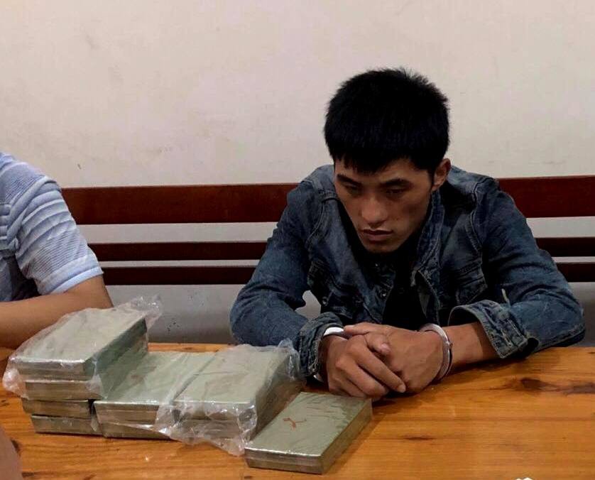 Truy bắt đối tượng người Lào vận chuyển 10 bánh heroin về Việt Nam tiêu thụ - Ảnh 1. Truy bắt đối tượng người Lào vận chuyển 10 bánh heroin về Việt Nam tiêu thụ - Ảnh 1.