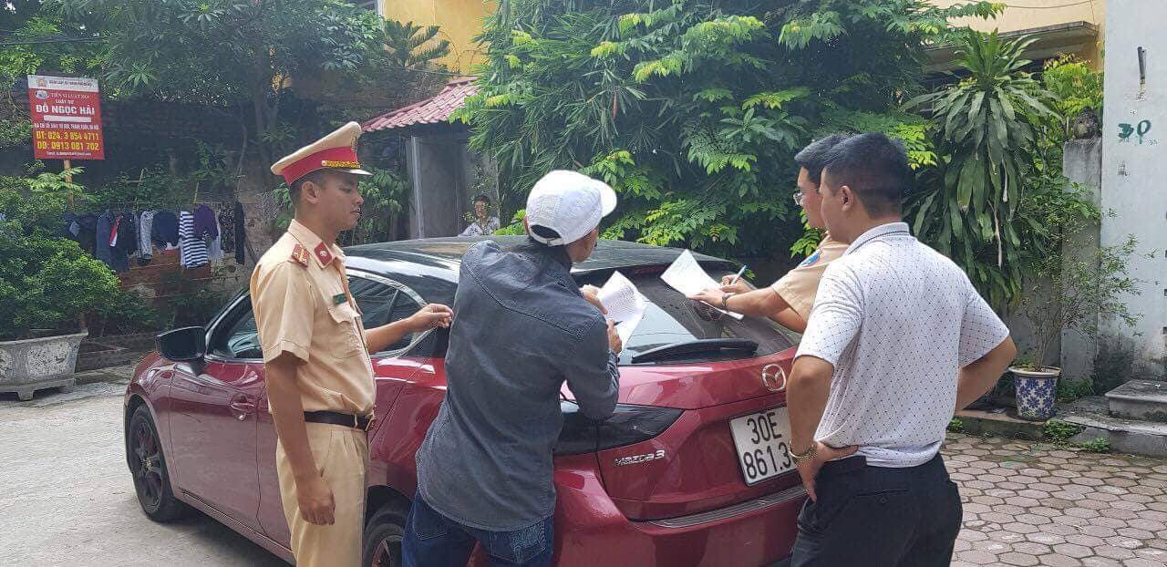 Vụ tài xế ô tô Mazda rú ga, đánh võng ngược chiều trên phố Hà Nội: Công an đến tận nhà đưa tài xế và phương tiện về trụ sở - ảnh 1 Vụ tài xế ô tô Mazda rú ga, đánh võng ngược chiều trên phố Hà Nội: Công an đến tận nhà đưa tài xế và phương tiện về trụ sở - Ảnh 1.