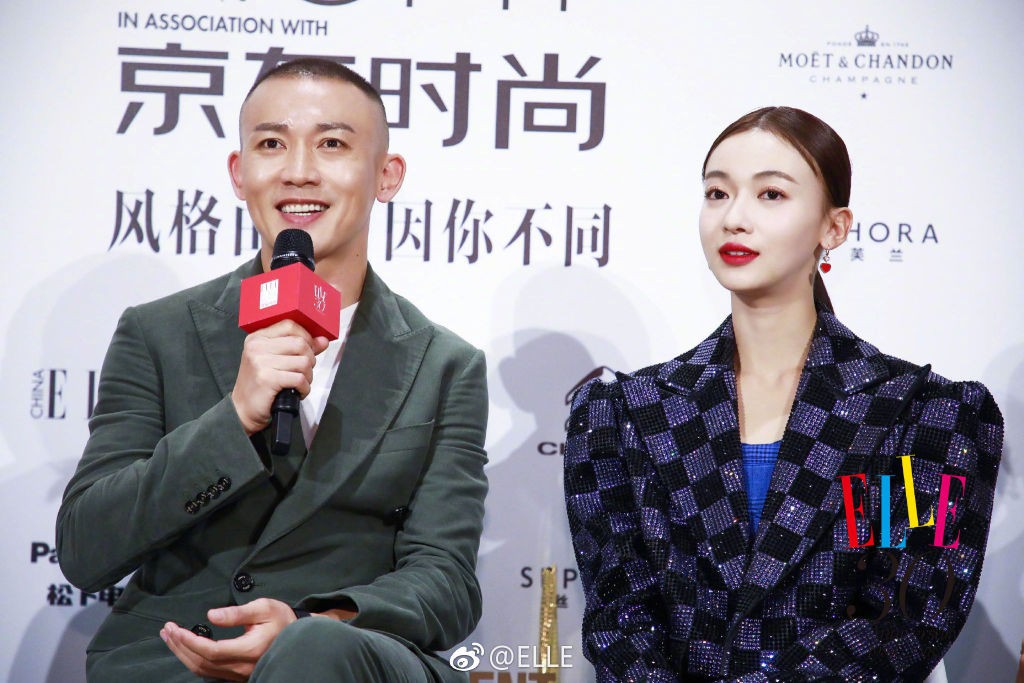 Cử chỉ gây sốt: Càn Long Nhiếp Viễn cẩn thận cầm tay Ngụy Anh Lạc, sủng ái cả trong phim lẫn ngoài đời - Ảnh 3. Cử chỉ gây sốt: Càn Long Nhiếp Viễn cẩn thận cầm tay Ngụy Anh Lạc, sủng ái cả trong phim lẫn ngoài đời - Ảnh 3.