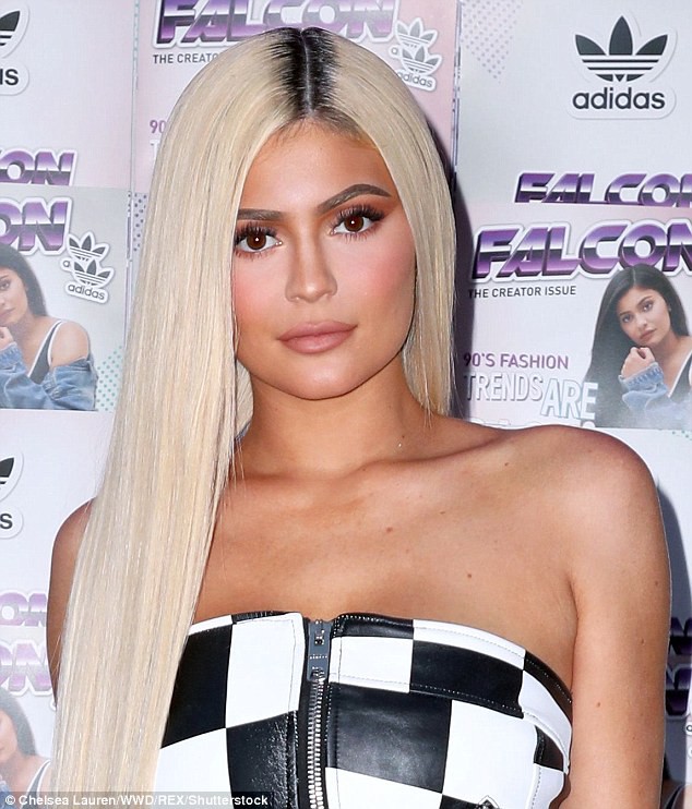 Học chiêu mặc váy mà như đang nude của Kim, Kylie Jenner có thắng nổi chị gái về độ sexy? - Ảnh 7.