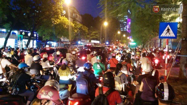 Nhiều tuyến phố Thủ đô tê liệt vì ùn tắc, xe máy ô tô tràn lên vỉa hè để về nhà sau giờ tan tầm - Ảnh 7.