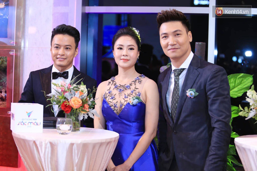 Thảm đỏ VTV Awards 2018: Dàn sao Việt lộng lẫy hội ngộ, Nhã Phương liên tục tạo dáng dùng tay che vòng 2 - Ảnh 4. Thảm đỏ VTV Awards 2018: Dàn sao Việt lộng lẫy hội ngộ, Nhã Phương liên tục tạo dáng dùng tay che vòng 2 - Ảnh 4.