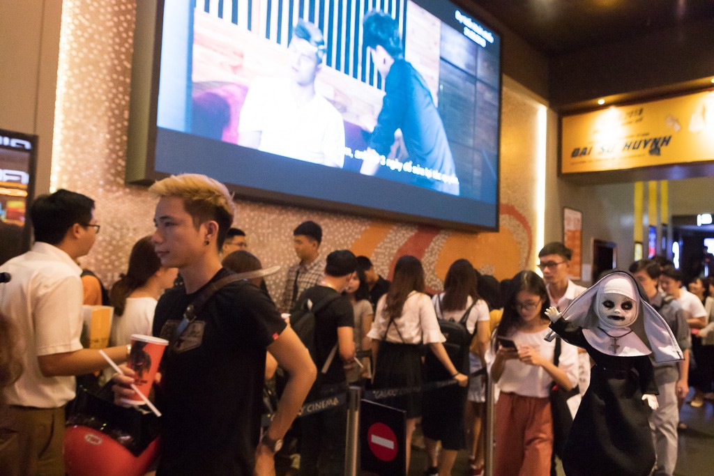 Clip: Giới trẻ nườm nượp xếp hàng chờ được diện kiến chị Valak trong phim kinh dị hot nhất tuần The Nun - Ảnh 3. Clip: Giới trẻ nườm nượp xếp hàng chờ được diện kiến chị Valak trong phim kinh dị hot nhất tuần The Nun - Ảnh 3.