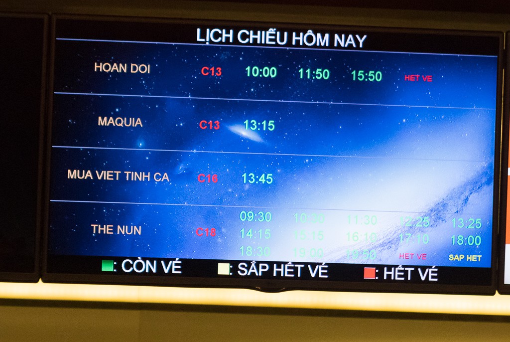 Clip: Giới trẻ nườm nượp xếp hàng chờ được diện kiến chị Valak trong phim kinh dị hot nhất tuần The Nun - Ảnh 6. Clip: Giới trẻ nườm nượp xếp hàng chờ được diện kiến chị Valak trong phim kinh dị hot nhất tuần The Nun - Ảnh 6.