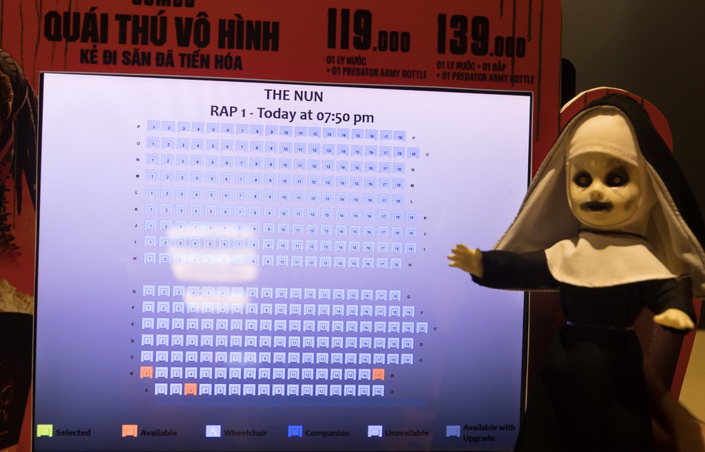 Clip: Giới trẻ nườm nượp xếp hàng chờ được diện kiến chị Valak trong phim kinh dị hot nhất tuần The Nun - Ảnh 7. Clip: Giới trẻ nườm nượp xếp hàng chờ được diện kiến chị Valak trong phim kinh dị hot nhất tuần The Nun - Ảnh 7.