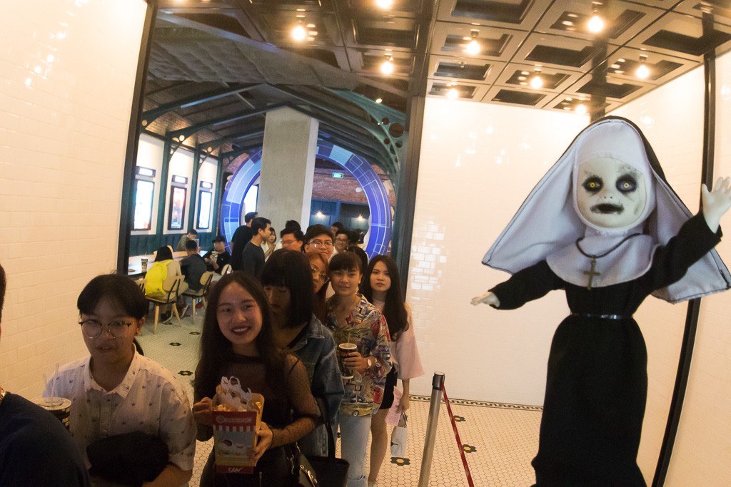 Clip: Giới trẻ nườm nượp xếp hàng chờ được diện kiến chị Valak trong phim kinh dị hot nhất tuần The Nun - Ảnh 4. Clip: Giới trẻ nườm nượp xếp hàng chờ được diện kiến chị Valak trong phim kinh dị hot nhất tuần The Nun - Ảnh 4.