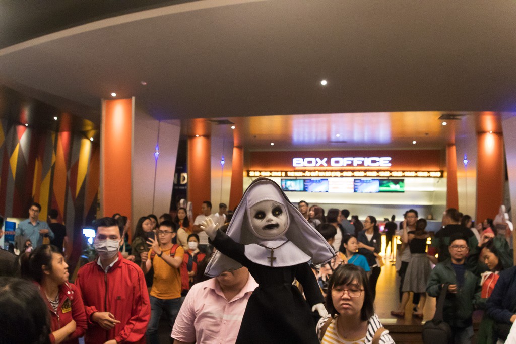 Clip: Giới trẻ nườm nượp xếp hàng chờ được diện kiến chị Valak trong phim kinh dị hot nhất tuần The Nun - Ảnh 5. Clip: Giới trẻ nườm nượp xếp hàng chờ được diện kiến chị Valak trong phim kinh dị hot nhất tuần The Nun - Ảnh 5.