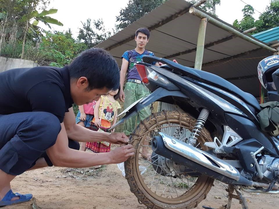 Nặng lòng tâm sự của thầy giáo 30 năm cắm bản, nơi học sinh chui nilon vượt suối đến trường - Ảnh 3. Nặng lòng tâm sự của thầy giáo 30 năm cắm bản, nơi học sinh chui nilon vượt suối đến trường - Ảnh 3.