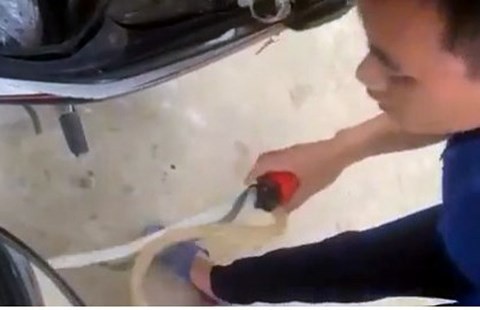 Phú Thọ: Khách bức xúc khi nhân viên cây xăng báo xe Wave đổ được 5,7 lít trong khi dung tích chỉ 3,7 lít - Ảnh 2. Phú Thọ: Khách bức xúc khi nhân viên cây xăng báo xe Wave đổ được 5,7 lít trong khi dung tích chỉ 3,7 lít - Ảnh 2.