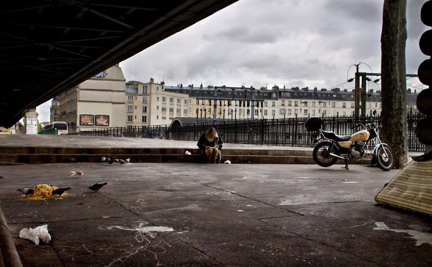 Một Paris rất khác: Không có ánh hào quang hoa lệ, người vô gia cư sống vạ vật, lay lắt trên những con phố bẩn thỉu ngập ngụa rác - Ảnh 12.