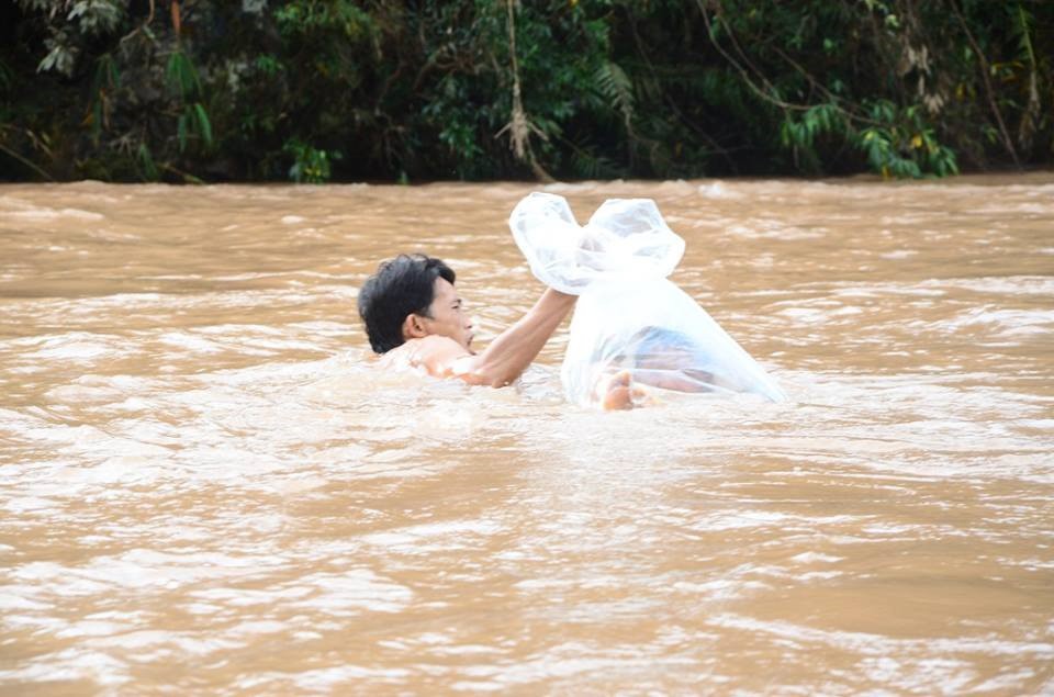 Nặng lòng tâm sự của thầy giáo 30 năm cắm bản, nơi học sinh chui nilon vượt suối đến trường - Ảnh 4. Nặng lòng tâm sự của thầy giáo 30 năm cắm bản, nơi học sinh chui nilon vượt suối đến trường - Ảnh 4.