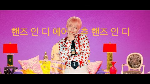 Fan Hàn thầm cảm ơn BTS vì dòng chữ tinh tế chạy trong phân đoạn của Nicki Minaj - Ảnh 4. Fan Hàn thầm cảm ơn BTS vì dòng chữ tinh tế chạy trong phân đoạn của Nicki Minaj - Ảnh 4.