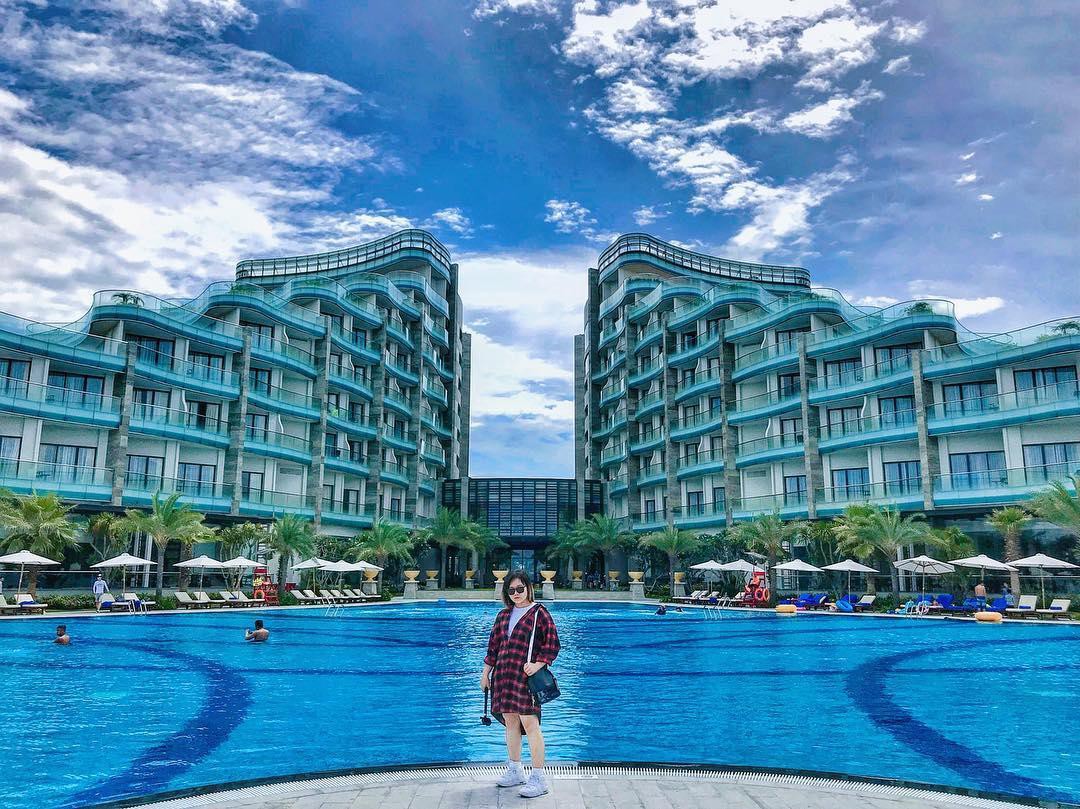 Here We Go: Team Cao Thiên Trang đánh lẻ thực hiện bộ ảnh siêu chất bên bể bơi Vinpearl Nam Hội An - Ảnh 9. Here We Go: Team Cao Thiên Trang đánh lẻ thực hiện bộ ảnh siêu chất bên bể bơi Vinpearl Nam Hội An - Ảnh 9.