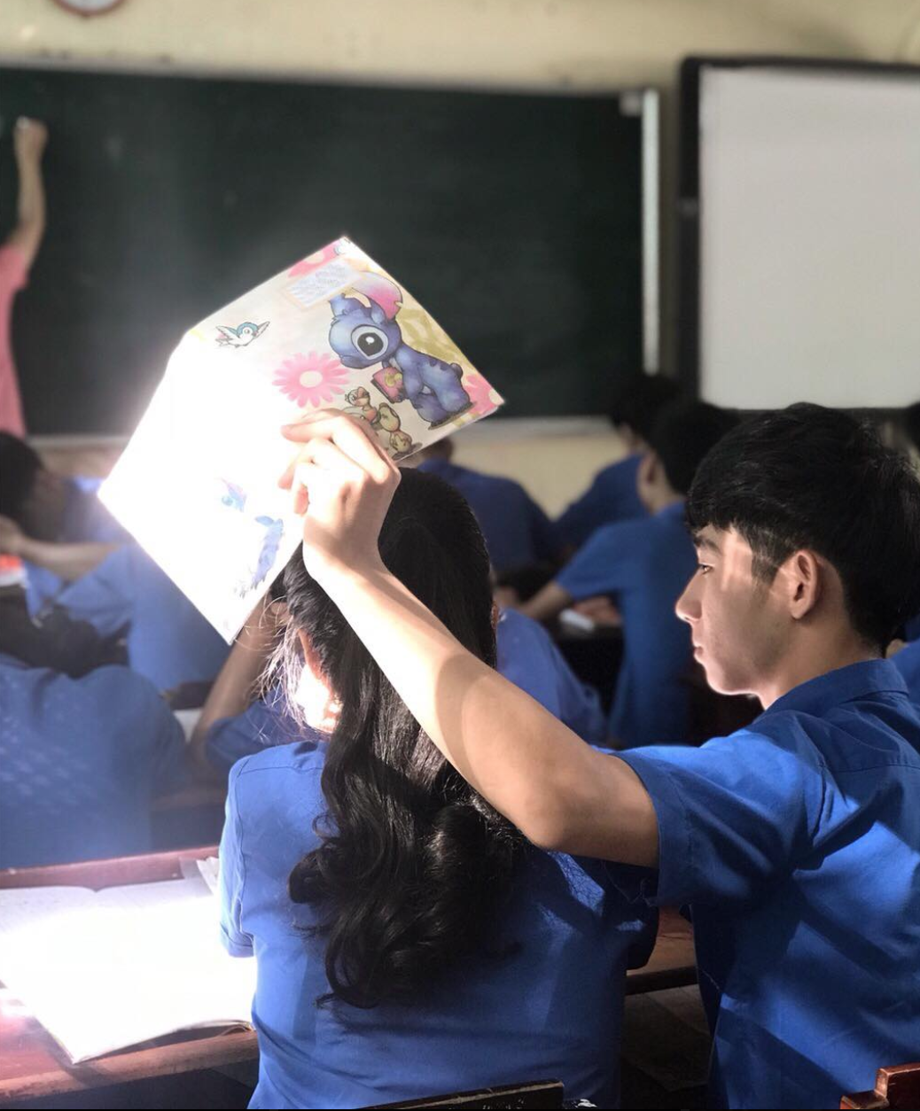 Nhờ hành động ga lăng bất chợt, nam sinh nổi tiếng khắp MXH vì hình ảnh quá sức ngôn tình - Ảnh 1. Nhờ hành động ga lăng bất chợt, nam sinh nổi tiếng khắp MXH vì hình ảnh quá sức ngôn tình - Ảnh 1.