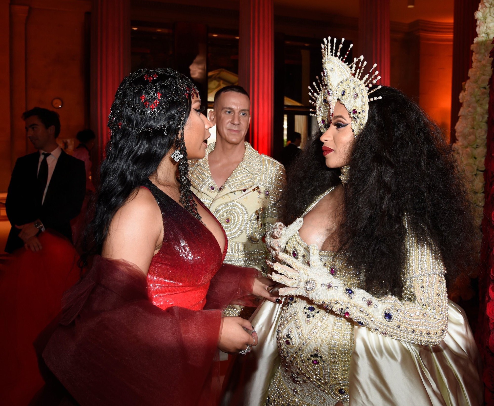 Góc drama: Mới tháng 5 còn chị chị em em ở Met Gala, sang tháng 9 Cardi B và Nicki Minaj đã lao vào xô xát - Ảnh 4. Góc drama: Mới tháng 5 còn chị chị em em ở Met Gala, sang tháng 9 Cardi B và Nicki Minaj đã lao vào xô xát - Ảnh 4.