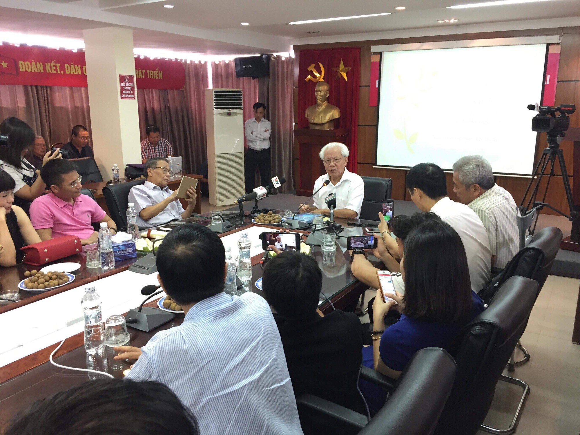 GS Hồ Ngọc Đại: Trẻ con phải được học những thứ chưa ai học - Ảnh 2. GS Hồ Ngọc Đại: Trẻ con phải được học những thứ chưa ai học - Ảnh 2.