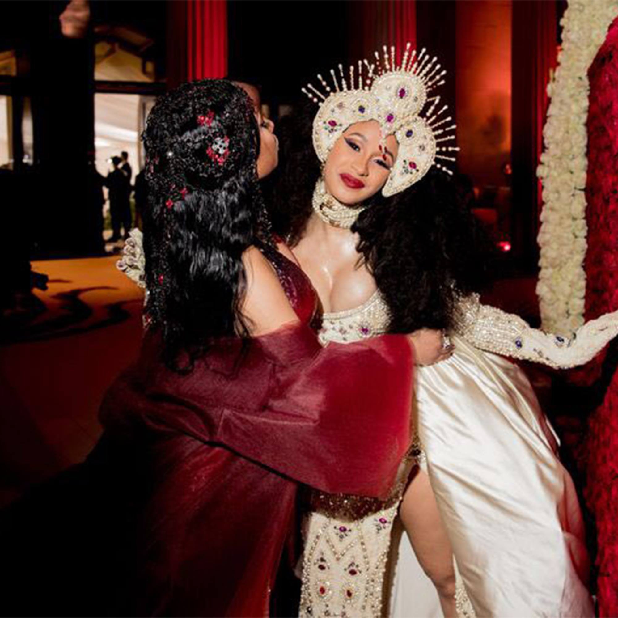 Góc drama: Mới tháng 5 còn chị chị em em ở Met Gala, sang tháng 9 Cardi B và Nicki Minaj đã lao vào xô xát - Ảnh 5. Góc drama: Mới tháng 5 còn chị chị em em ở Met Gala, sang tháng 9 Cardi B và Nicki Minaj đã lao vào xô xát - Ảnh 5.