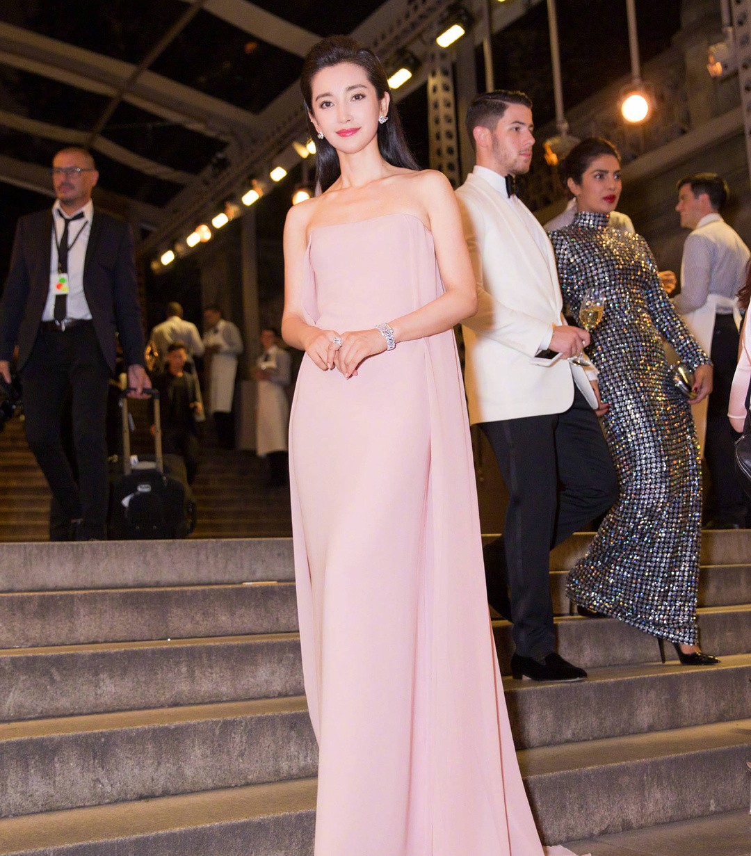 Show diễn quy tụ cả loạt sao khủng: Jessica Jung đằm thắm bất ngờ, Lý Băng Băng trẻ trung lấn át đàn em - Ảnh 4. Show diễn quy tụ cả loạt sao khủng: Jessica Jung đằm thắm bất ngờ, Lý Băng Băng trẻ trung lấn át đàn em - Ảnh 4.