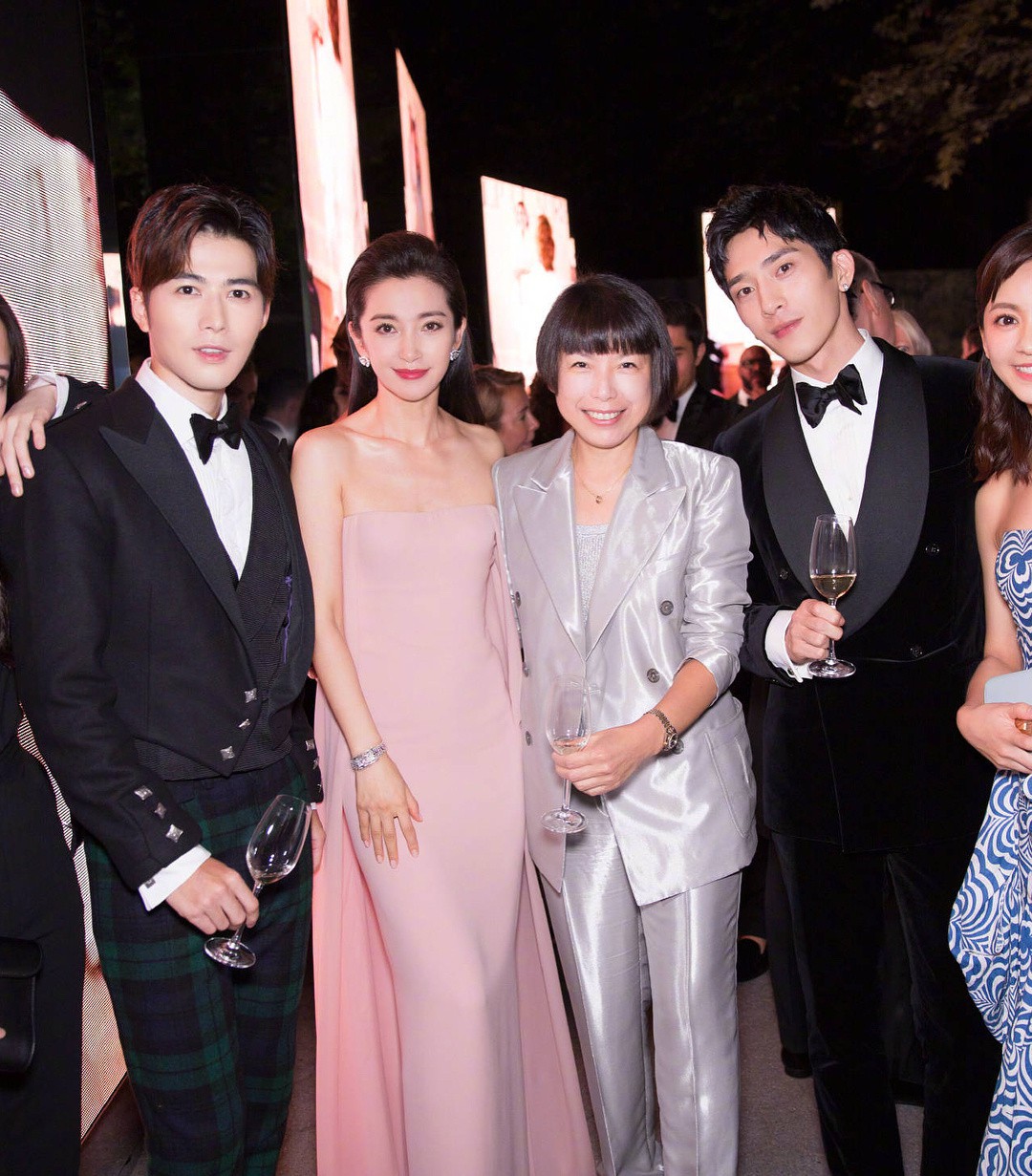 Show diễn quy tụ cả loạt sao khủng: Jessica Jung đằm thắm bất ngờ, Lý Băng Băng trẻ trung lấn át đàn em - Ảnh 5. Show diễn quy tụ cả loạt sao khủng: Jessica Jung đằm thắm bất ngờ, Lý Băng Băng trẻ trung lấn át đàn em - Ảnh 5.