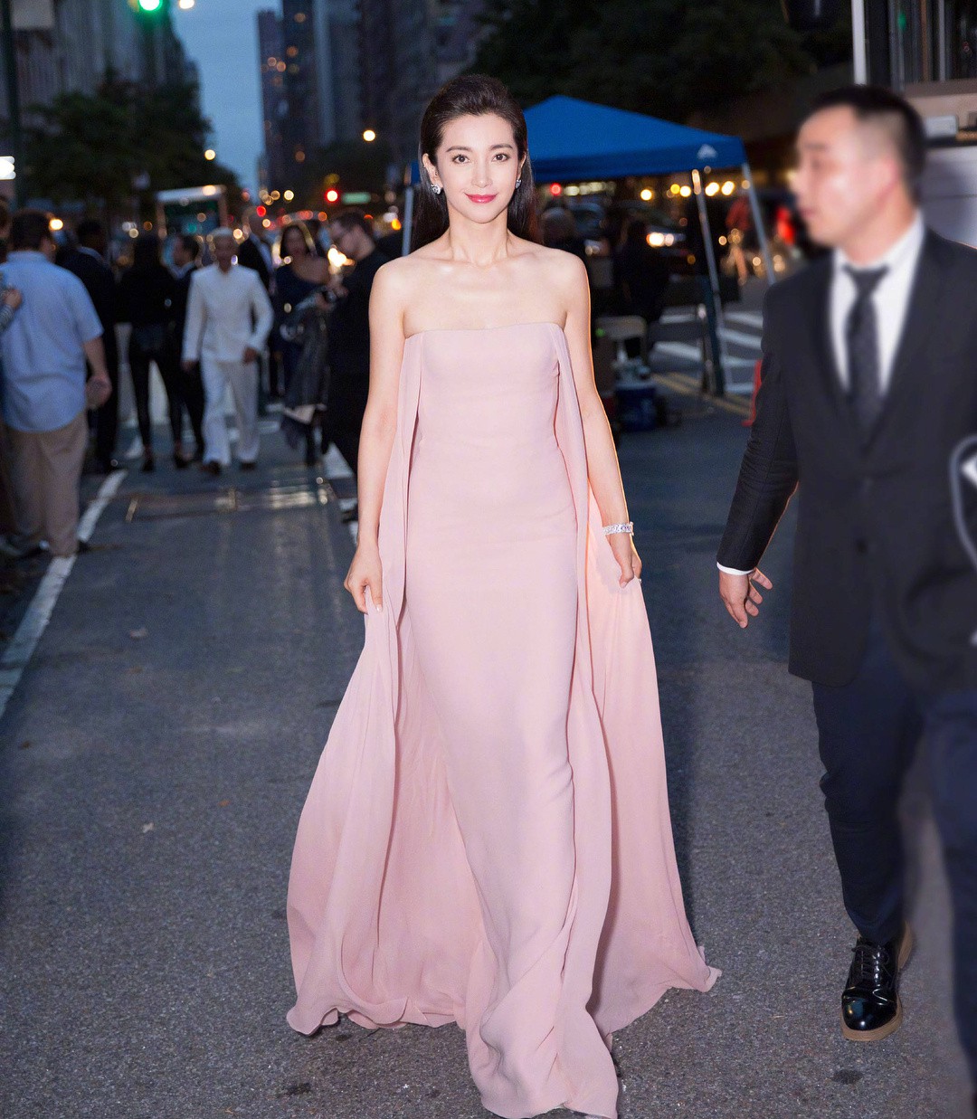 Show diễn quy tụ cả loạt sao khủng: Jessica Jung đằm thắm bất ngờ, Lý Băng Băng trẻ trung lấn át đàn em - Ảnh 3. Show diễn quy tụ cả loạt sao khủng: Jessica Jung đằm thắm bất ngờ, Lý Băng Băng trẻ trung lấn át đàn em - Ảnh 3.
