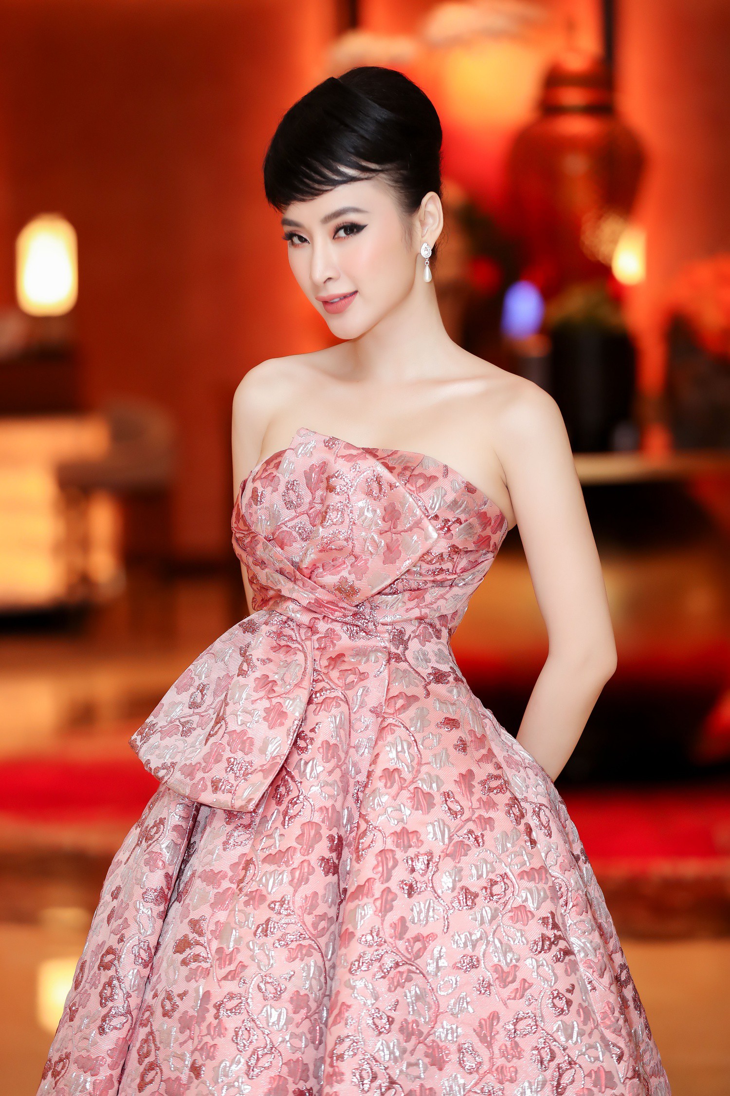 Angela Phương Trinh hoá tiểu thư đài các, Bùi Tiến Dũng gây chú ý tại sự kiện - Ảnh 4. Angela Phương Trinh hoá tiểu thư đài các, Bùi Tiến Dũng gây chú ý tại sự kiện - Ảnh 4.