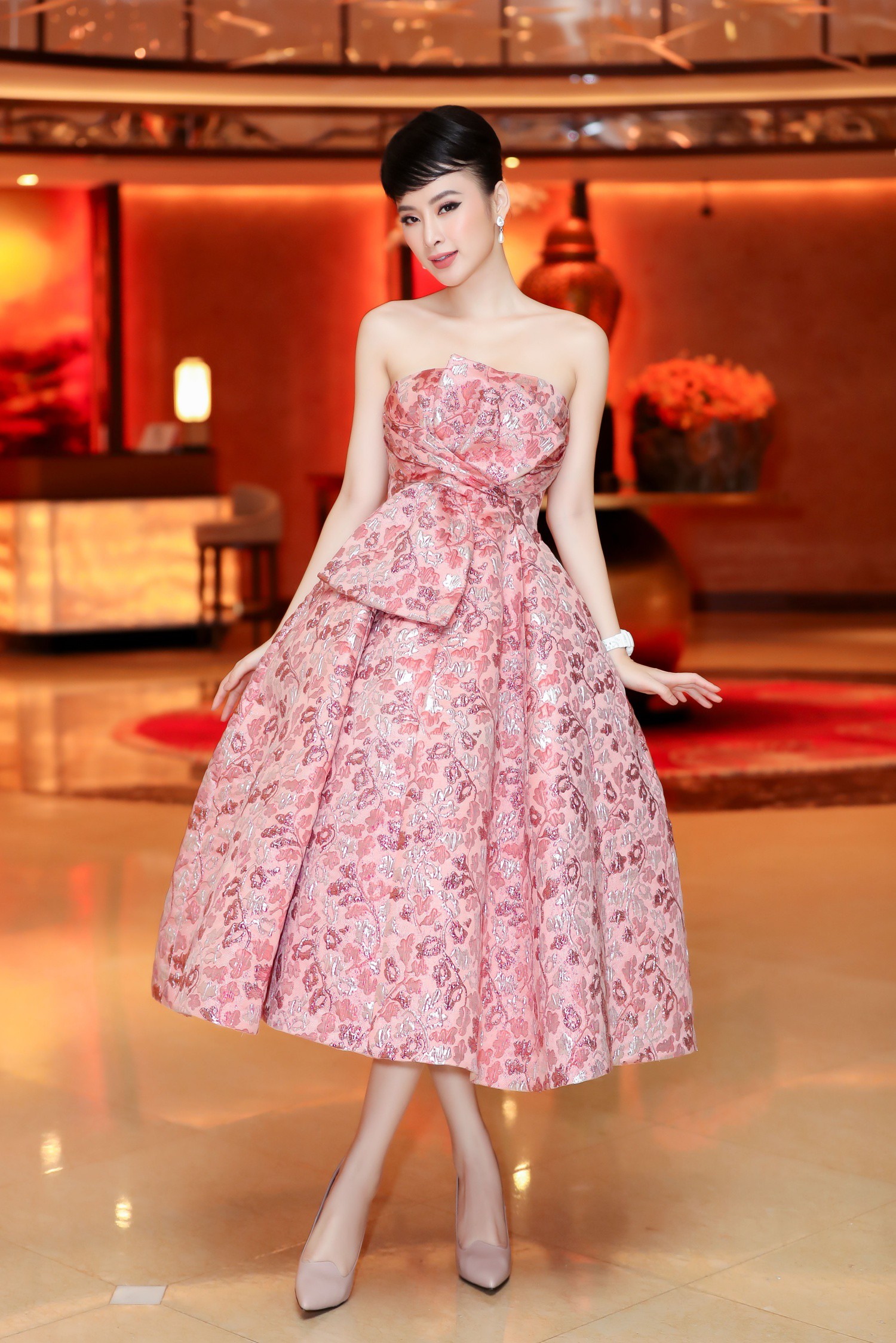 Angela Phương Trinh hoá tiểu thư đài các, Bùi Tiến Dũng gây chú ý tại sự kiện - Ảnh 3. Angela Phương Trinh hoá tiểu thư đài các, Bùi Tiến Dũng gây chú ý tại sự kiện - Ảnh 3.