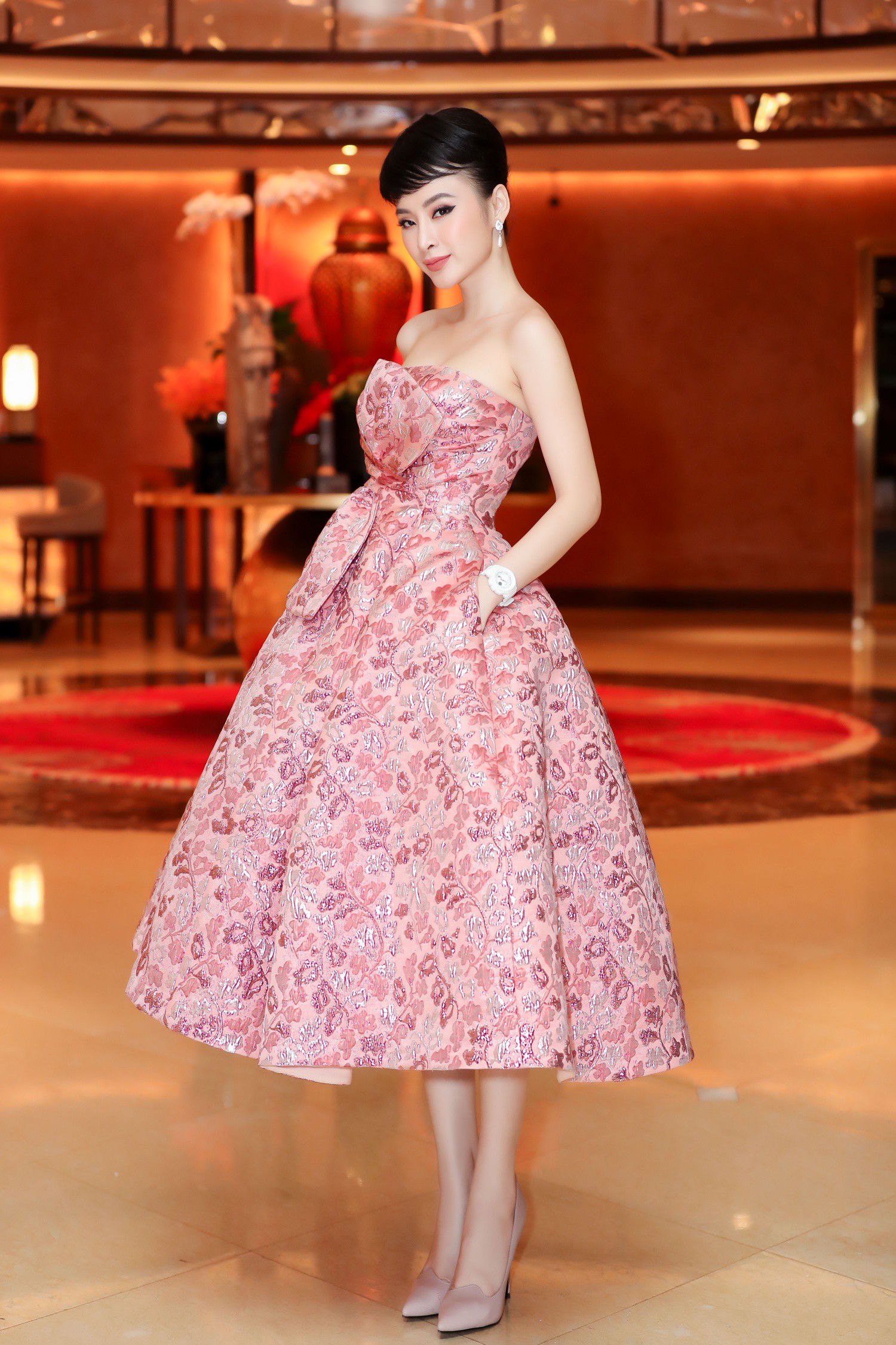 Angela Phương Trinh hoá tiểu thư đài các, Bùi Tiến Dũng gây chú ý tại sự kiện - Ảnh 2. Angela Phương Trinh hoá tiểu thư đài các, Bùi Tiến Dũng gây chú ý tại sự kiện - Ảnh 2.
