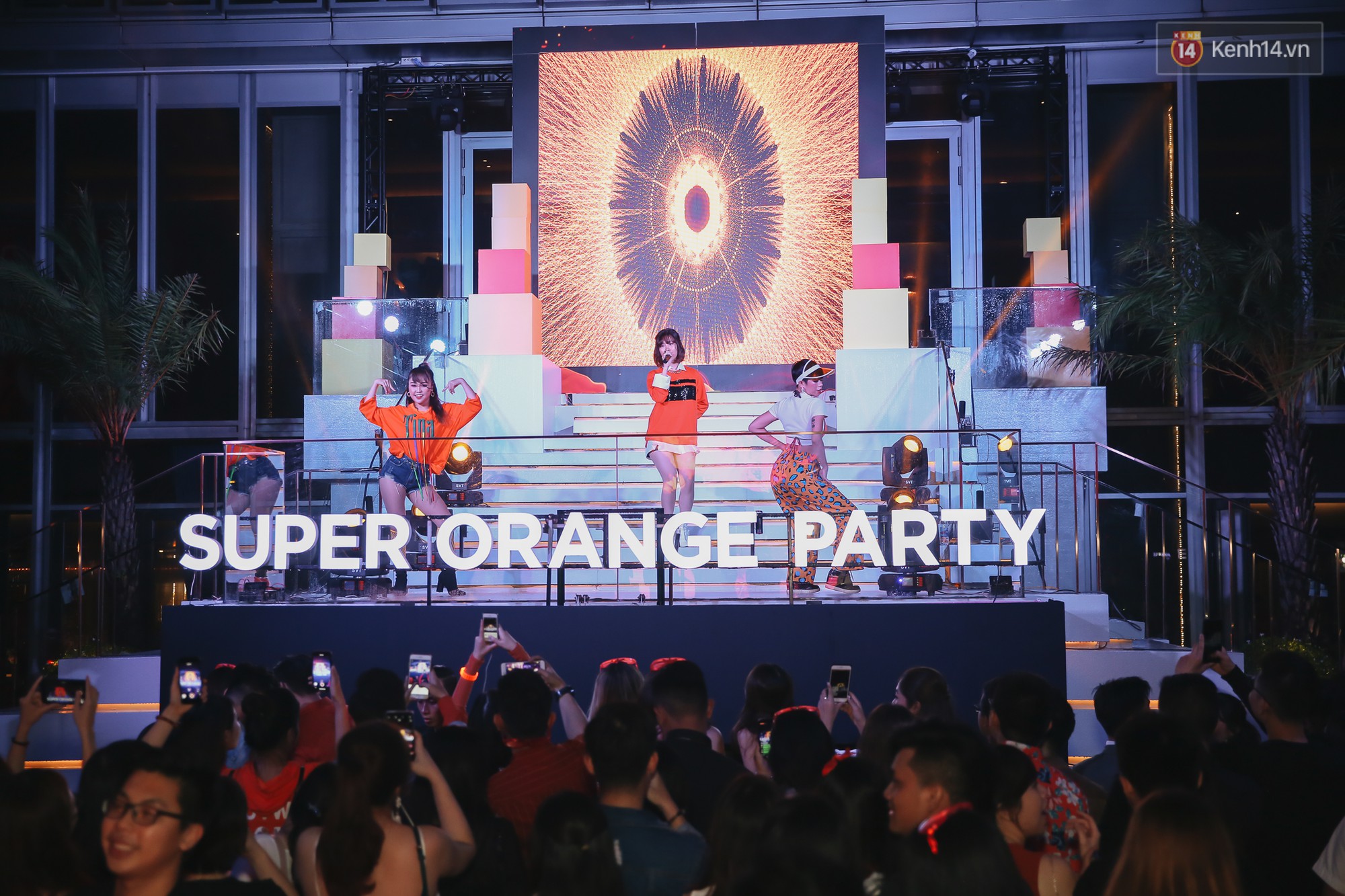 Min, Erik tái hiện màn song ca đình đám, đốt cháy đêm tiệc Orange Party của Shopee - Ảnh 3.