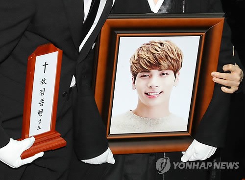 10 tháng kể từ vụ Jonghyun tự tử, gia đình anh đã có hành động gây xôn xao và được cả tạp chí danh tiếng tôn vinh - Ảnh 2.