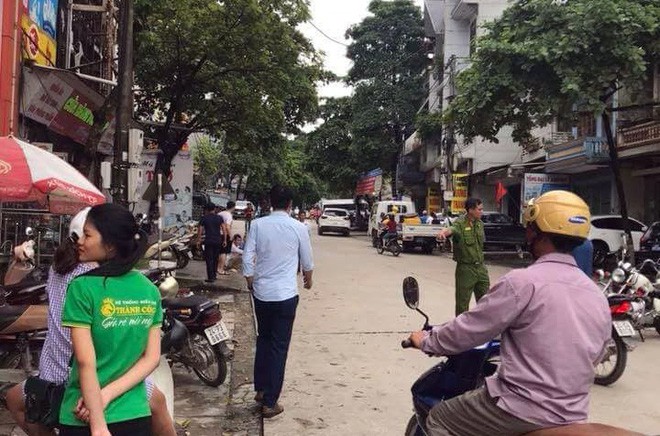 Nam thanh niên ngáo đá, cầm dao khống chế con tin đòi công an gọi mẹ đến - Ảnh 2.