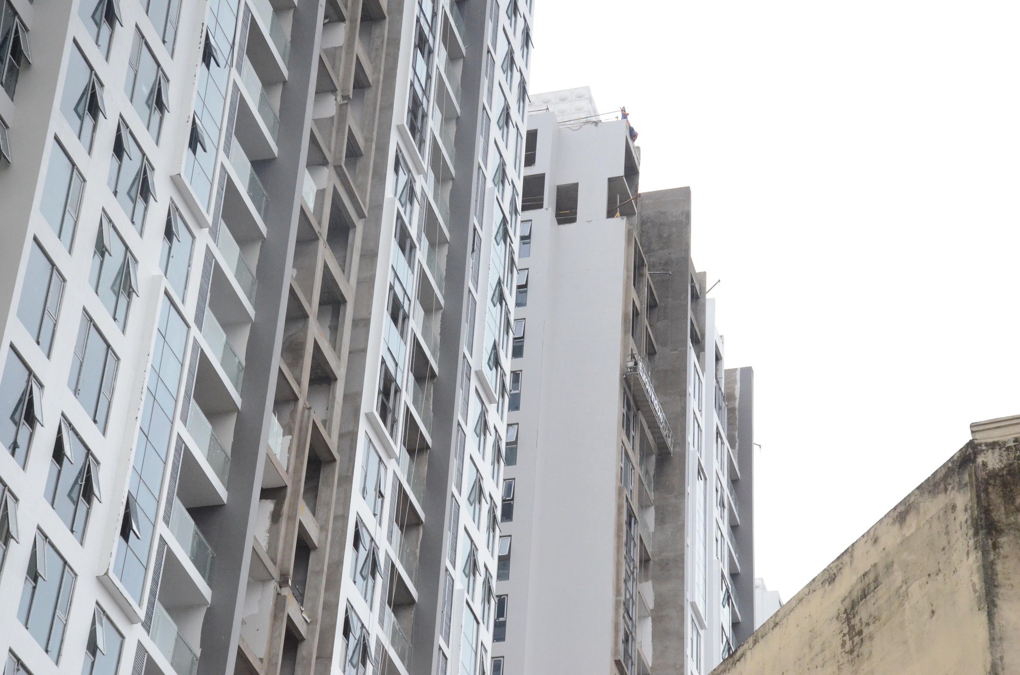 Cơ quan chức năng khẳng định không có chuyện cao ốc ở Hà Nội thành tháp nghiêng do dư chấn động đất - Ảnh 2. Cơ quan chức năng khẳng định không có chuyện cao ốc ở Hà Nội thành tháp nghiêng do dư chấn động đất - Ảnh 2.