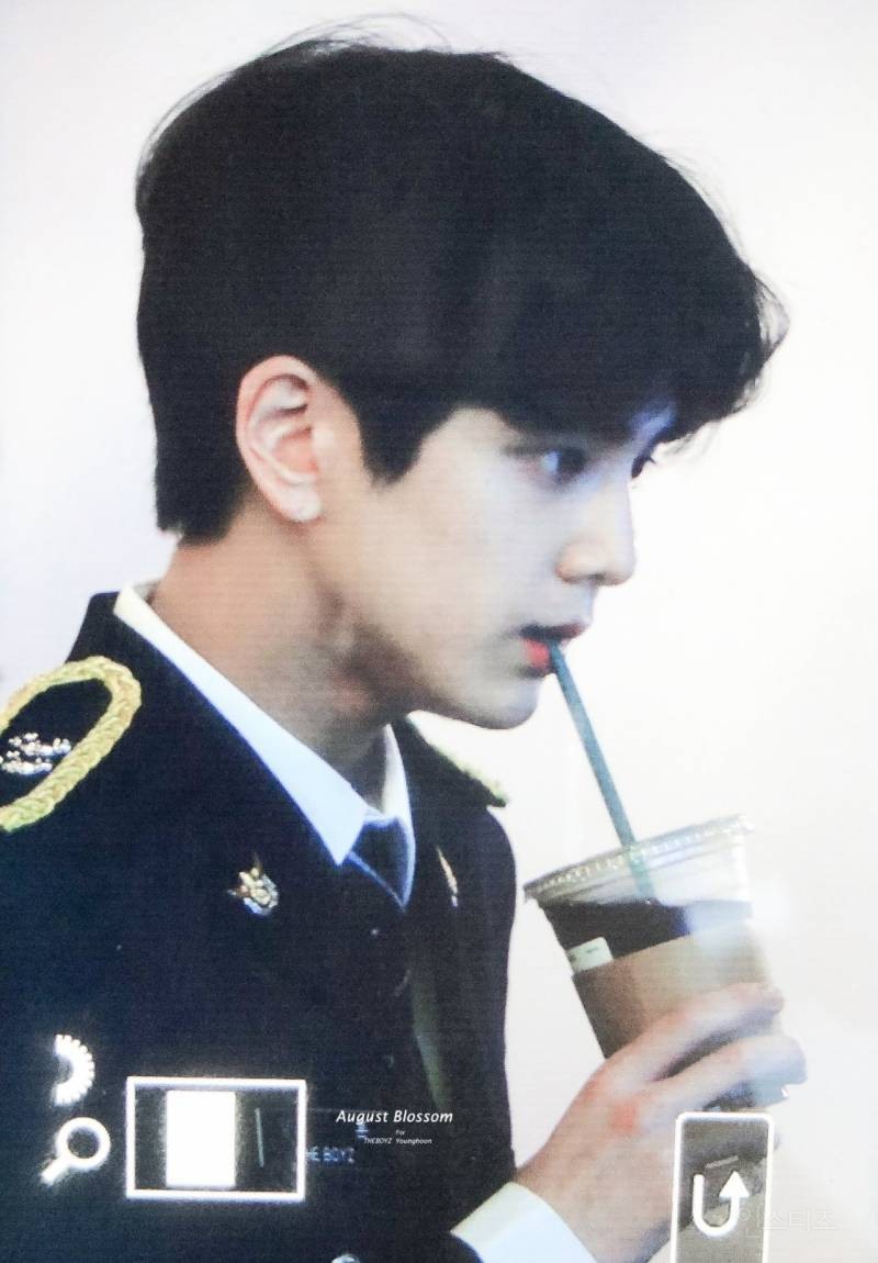 Dậy sóng trước nam idol mặc cảnh phục đi mua cafe mà đẹp như đóng phim, trước đó từng được chọn vì ăn bánh mì - Ảnh 6. Dậy sóng trước nam idol mặc cảnh phục đi mua cafe mà đẹp như đóng phim, trước đó từng được chọn vì ăn bánh mì - Ảnh 6.