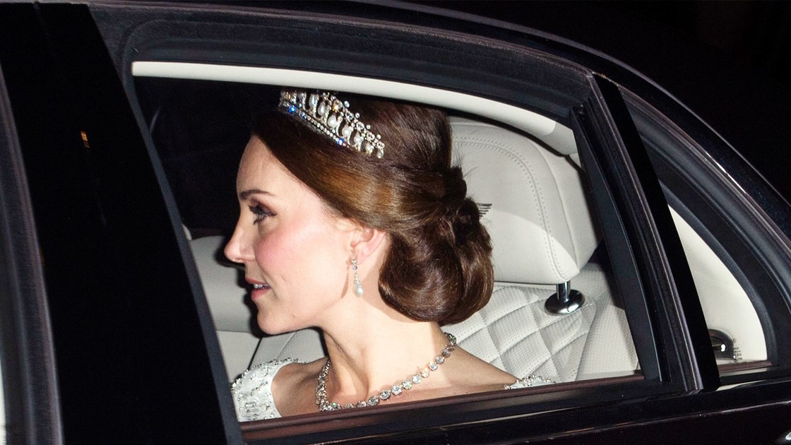 Ngay cả khi diện trang sức, Công nương Kate và Meghan cũng phải tuân thủ luật riêng để tránh bị cho là "khoe của" 1 Ngay cả khi diện trang sức, Công nương Kate và Meghan cũng phải tuân thủ luật riêng để tránh bị cho là khoe của - Ảnh 1.