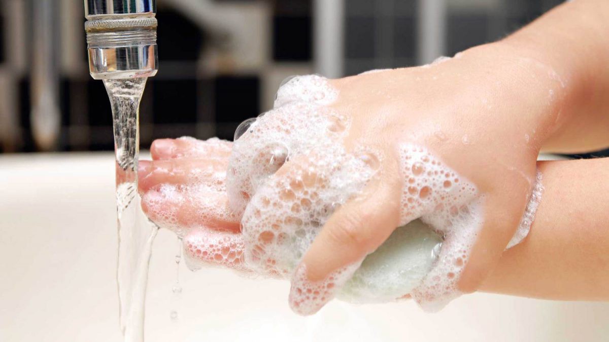 Đây là những cách đơn giản giúp bạn phòng ngừa nguy cơ nhiễm bệnh trong thời tiết giao mùa - Ảnh 1.
