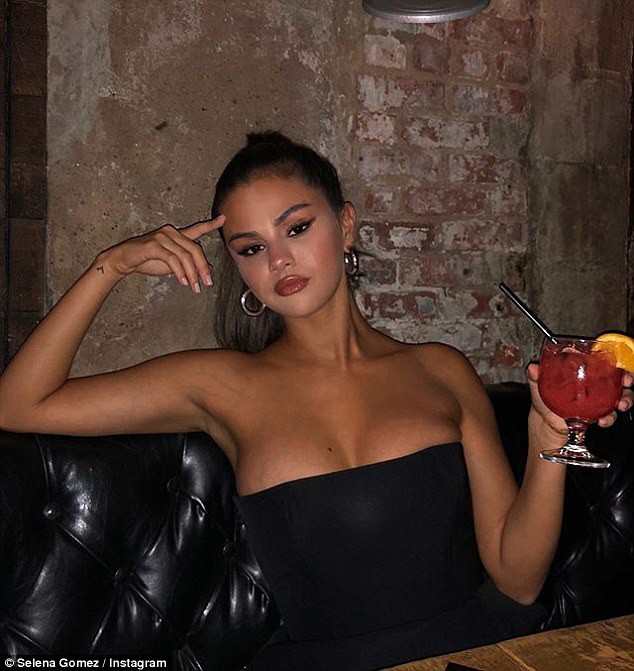 Cố tình mặc áo trễ nải khoe ngực khủng, Selena Gomez lộ nhiều đường gân xanh bất thường - Ảnh 1.