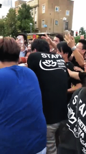 Clip: Đông đảo fan tại Nhật Bản vây kín Noo Phước Thịnh sau show diễn, cuồng nhiệt không kém khán giả Việt - Ảnh 3.