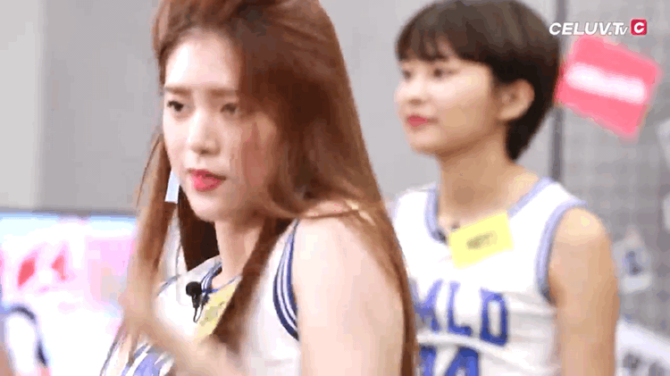 Đứng “đơ như cây cơ” khi cover “DDU-DU DDU-DU”, JooE (MOMOLAND) lại bị nghi không ưa Black Pink ra mặt - Ảnh 1.