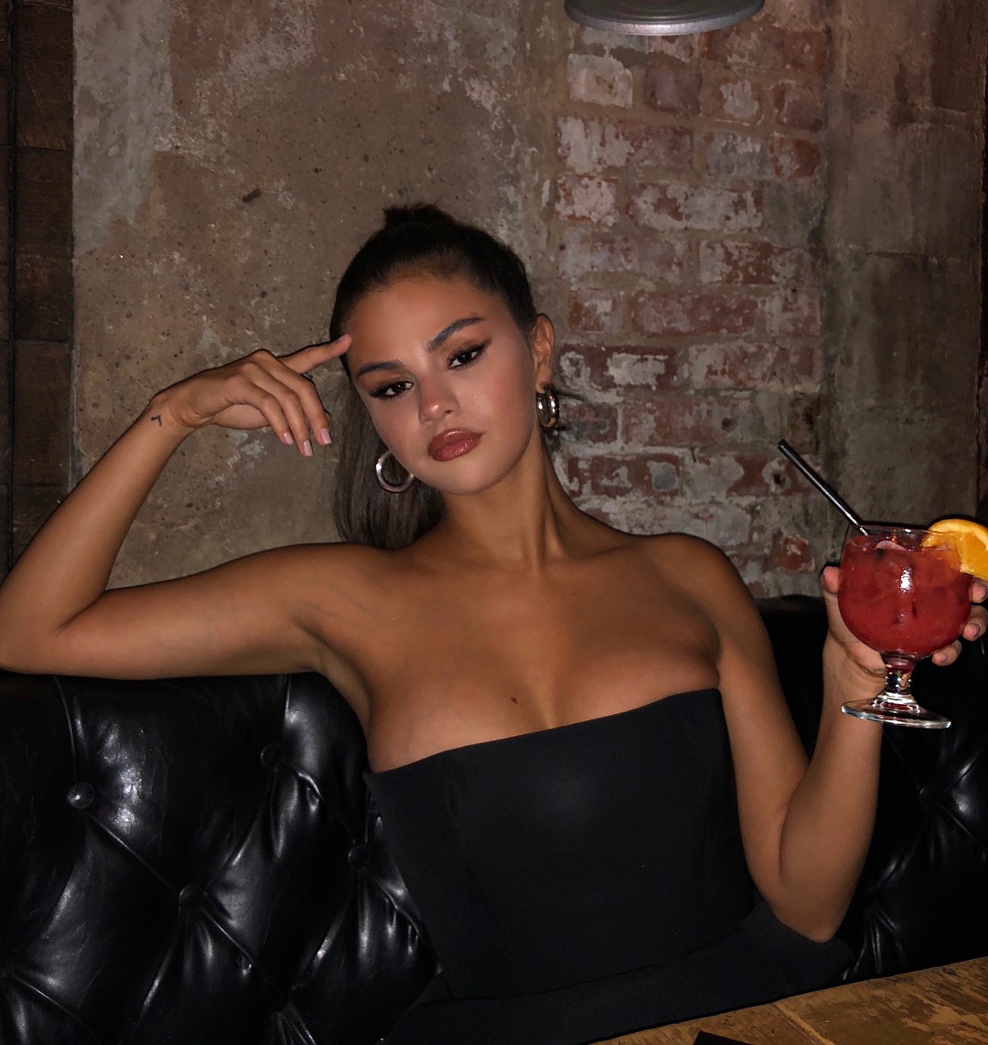 Biến hình chóng mặt như Selena: chuyển từ style học sinh sang "gái hư" sexy rực người chỉ trong một nốt nhạc 4 Biến hình chóng mặt như Selena: chuyển từ style học sinh sang gái hư sexy rực người chỉ trong một nốt nhạc - Ảnh 3.