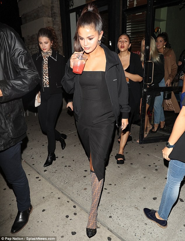 Cố tình mặc áo trễ nải khoe ngực khủng, Selena Gomez lộ nhiều đường gân xanh bất thường - Ảnh 3.