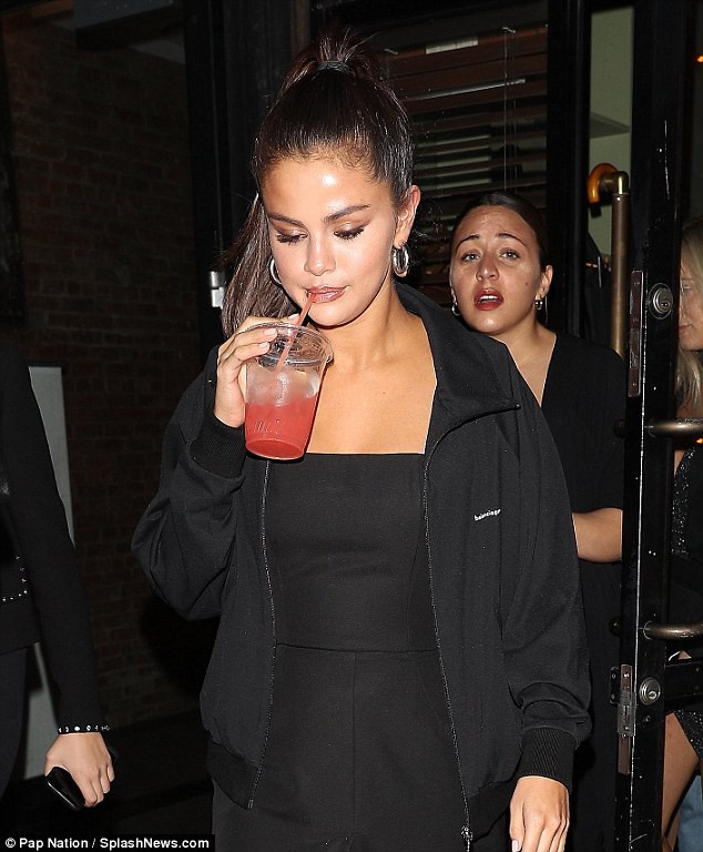 Cố tình mặc áo trễ nải khoe ngực khủng, Selena Gomez lộ nhiều đường gân xanh bất thường - Ảnh 4.