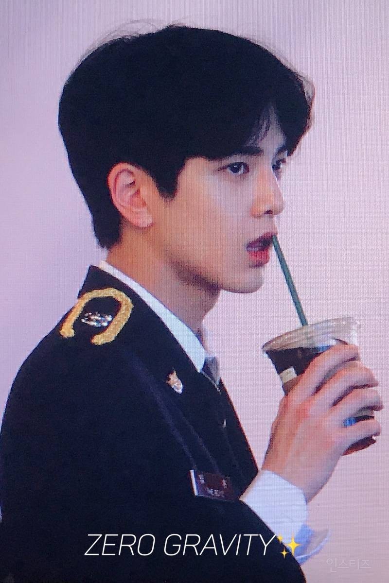 Dậy sóng trước nam idol mặc cảnh phục đi mua cafe mà đẹp như đóng phim, trước đó từng được chọn vì ăn bánh mì - Ảnh 7. Dậy sóng trước nam idol mặc cảnh phục đi mua cafe mà đẹp như đóng phim, trước đó từng được chọn vì ăn bánh mì - Ảnh 7.
