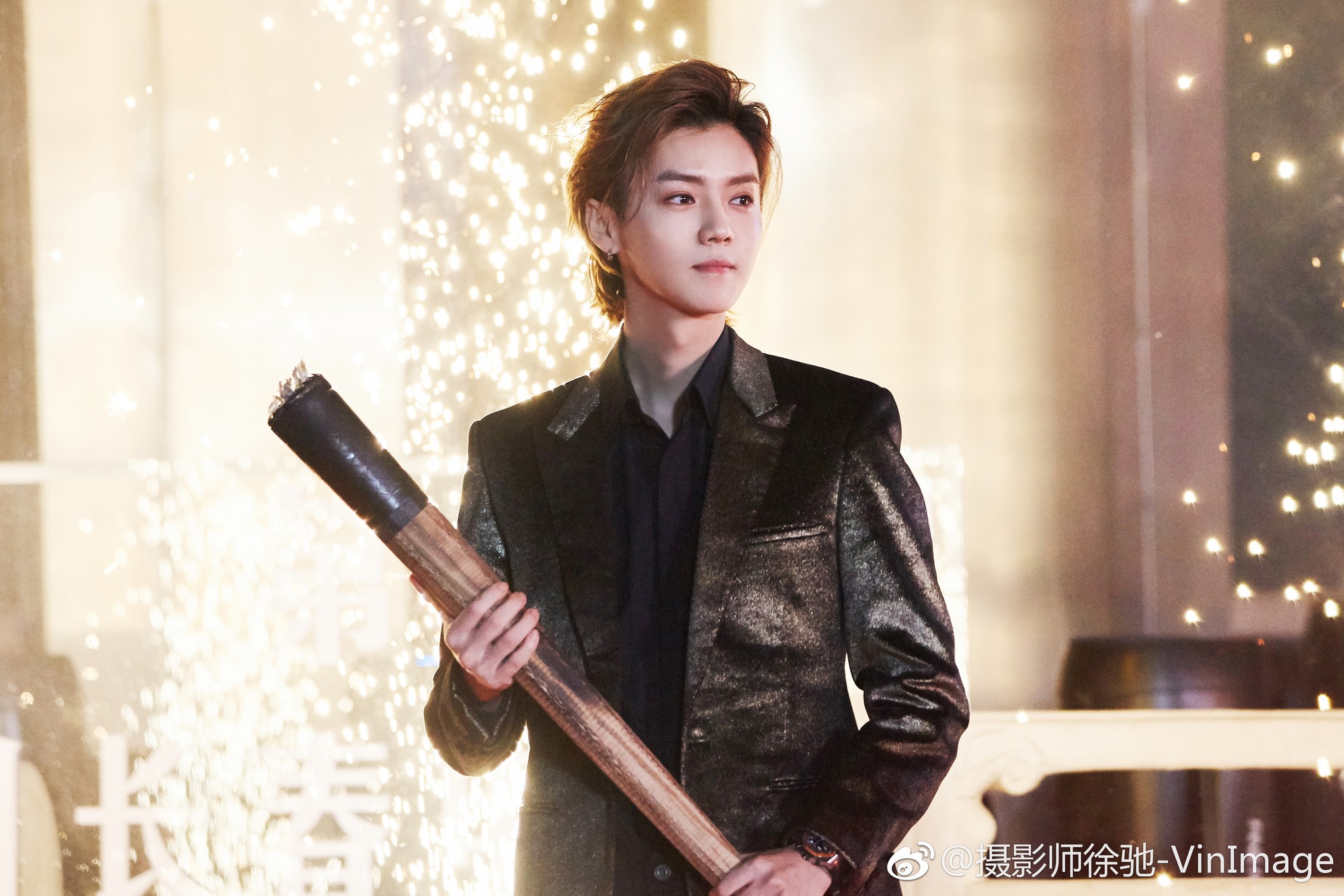 Sự kiện thảm đỏ hi hữu: Fan cuồng bất ngờ quỳ xuống với hoa và nhẫn cầu hôn, bị sao nữ từ chối đành lủi thủi ra về - Ảnh 8.