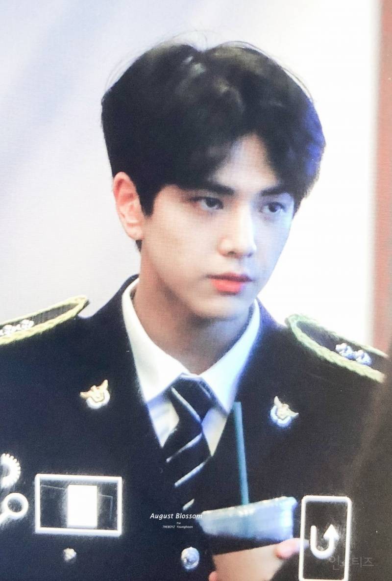 Dậy sóng trước nam idol mặc cảnh phục đi mua cafe mà đẹp như đóng phim, trước đó từng được chọn vì ăn bánh mì - Ảnh 8. Dậy sóng trước nam idol mặc cảnh phục đi mua cafe mà đẹp như đóng phim, trước đó từng được chọn vì ăn bánh mì - Ảnh 8.
