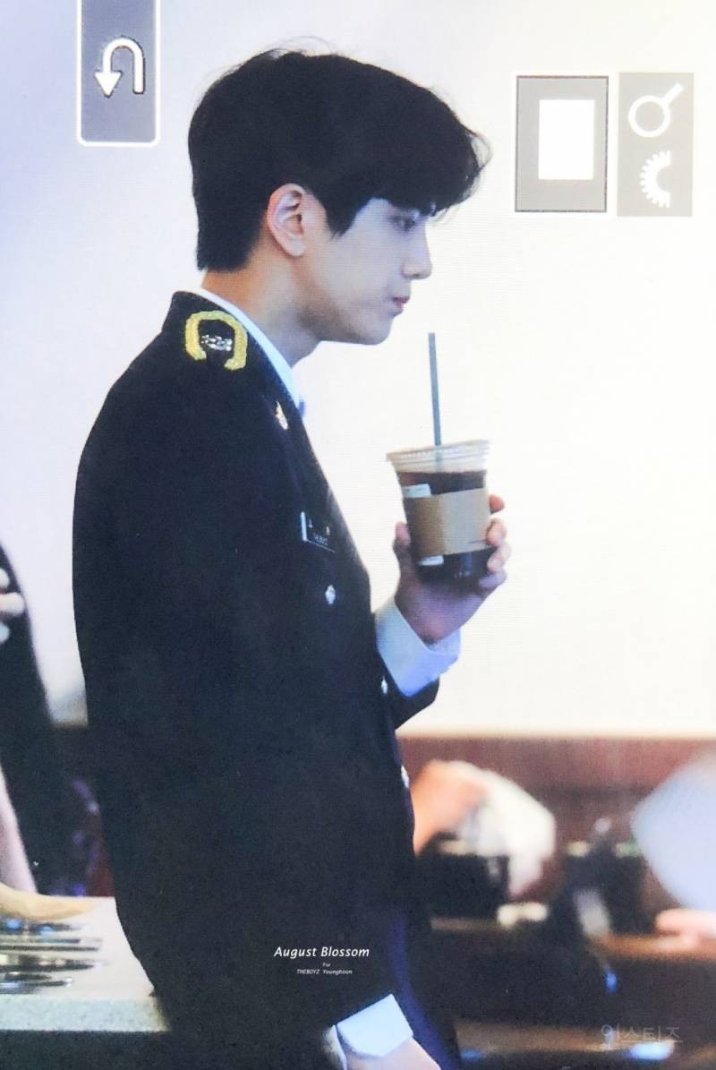 Dậy sóng trước nam idol mặc cảnh phục đi mua cafe mà đẹp như đóng phim, trước đó từng được chọn vì ăn bánh mì - Ảnh 5. Dậy sóng trước nam idol mặc cảnh phục đi mua cafe mà đẹp như đóng phim, trước đó từng được chọn vì ăn bánh mì - Ảnh 5.